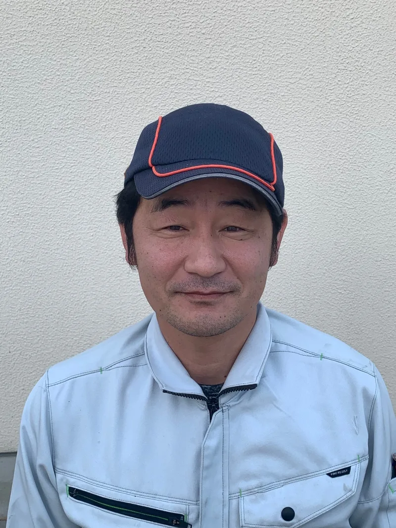 代表の村上 忍(作業着・帽子姿)